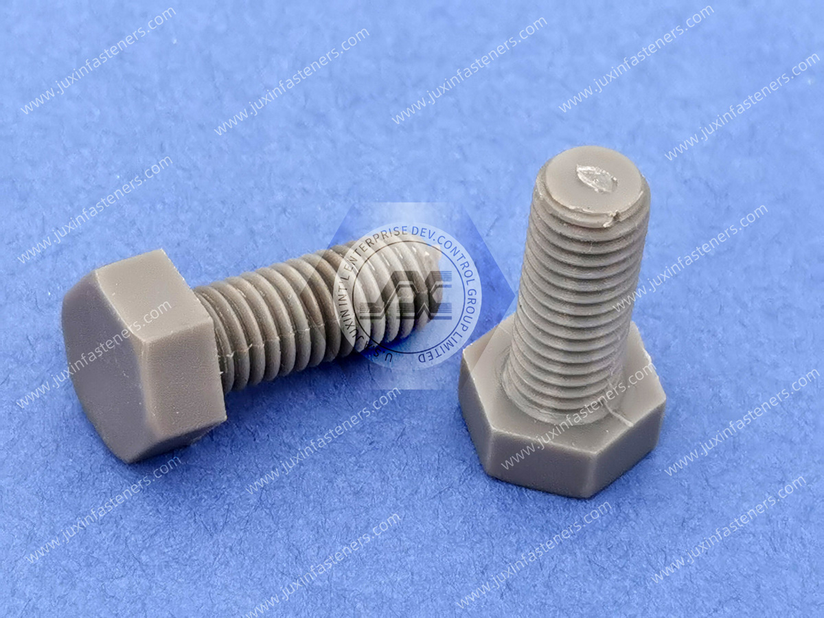 Graue Sechskantschrauben aus PVC (Polyvinylchlorid). Graue Sechskantschrauben aus PVC (Polyvinylchlorid).