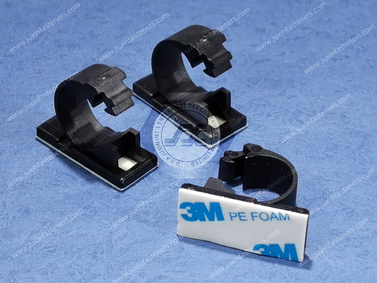 Schwarze Nylon-Verriegelungsklemme auf Klebebasis Schwarze Nylon-Verriegelungsklemme auf Klebebasis