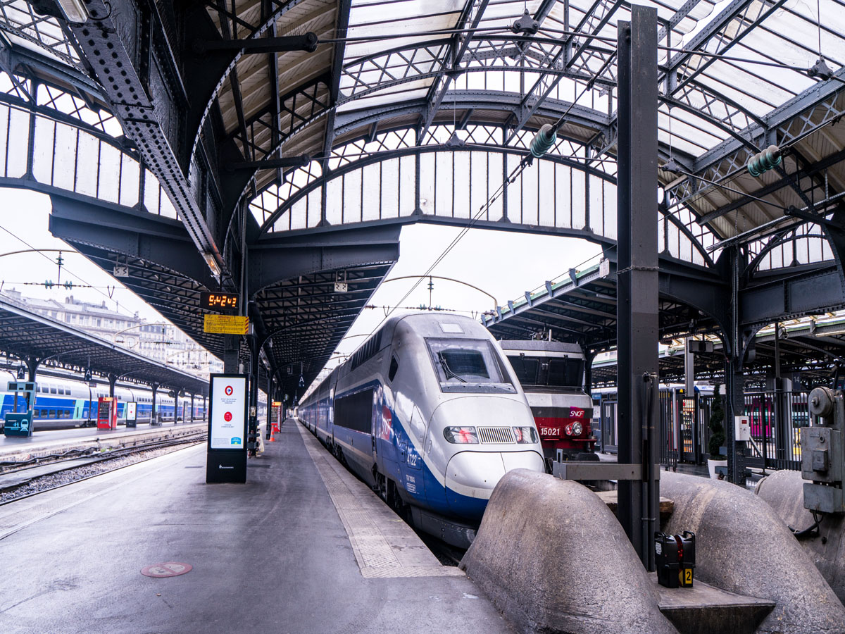 Blindnietmuttern (Nietmuttern) aus Edelstahl – hochzuverlässige Befestigungslösung für die Herstellung von Schienenverkehrsausrüstung