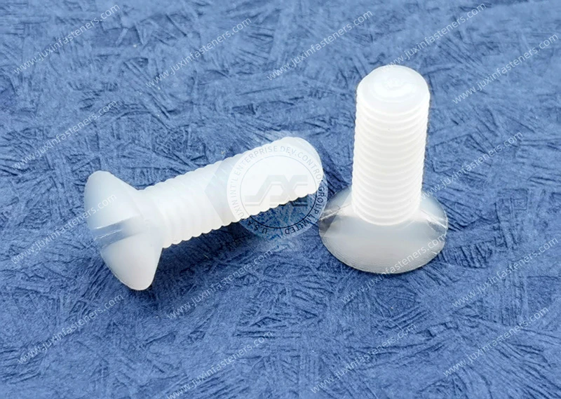 Metrische Nylon-Flachkopfschrauben mit Schlitz