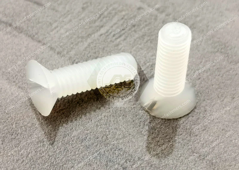 PVDF-Schlitzschrauben mit flachem Kopf