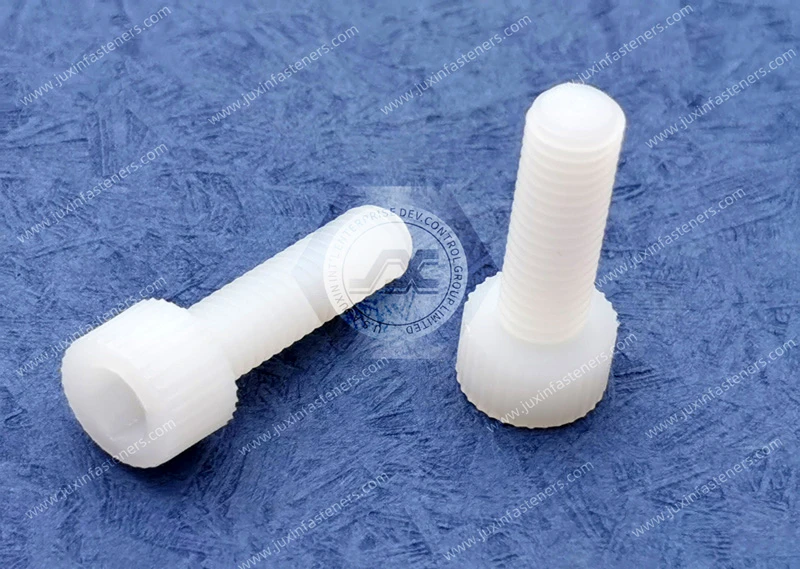 Nylon66-Innensechskantschrauben mit ger&auml;ndeltem Kopf