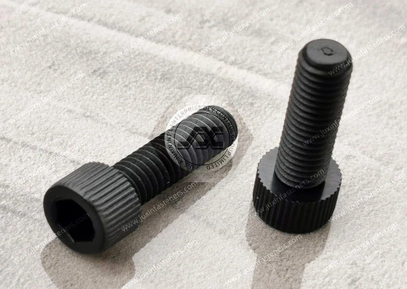 Schwarze Nylon66-Innensechskantschrauben mit ger&auml;ndeltem Kopf