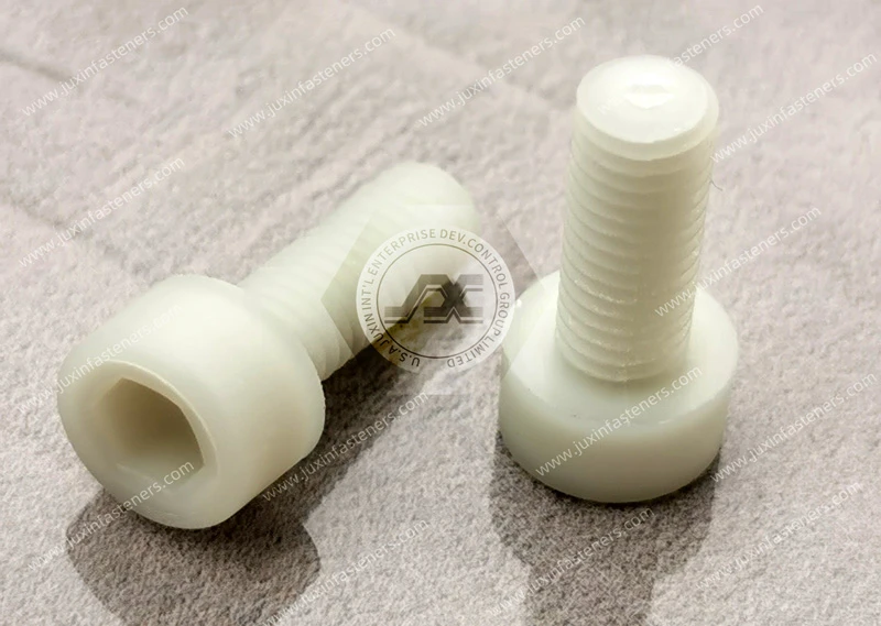 Hochfeste Schrauben aus Nylon mit Innensechskant und Zylinderkopf