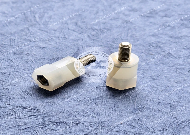 Abstandshalter zwischen Stecker und Buchse &ndash; sechseckiger Boden